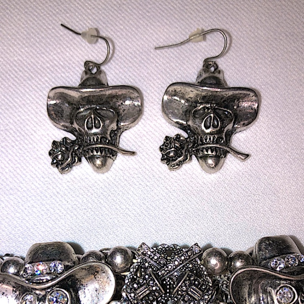 SKULL IN COWBOY HAT WITH ROSE EARRINGS SILVER - Picture 1 of 1